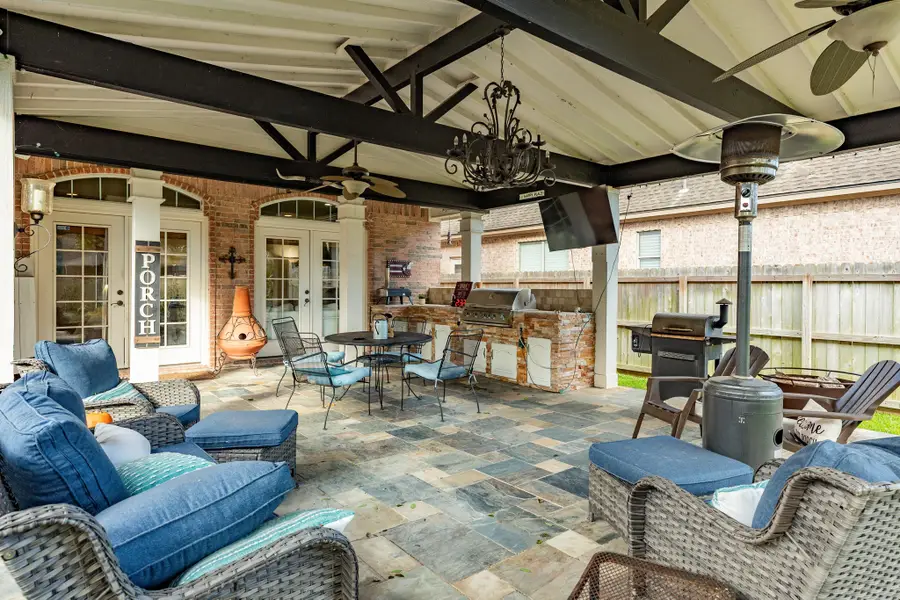 204 Arrowhead Drive, Lake Jackson, TX 77566 - Image #2