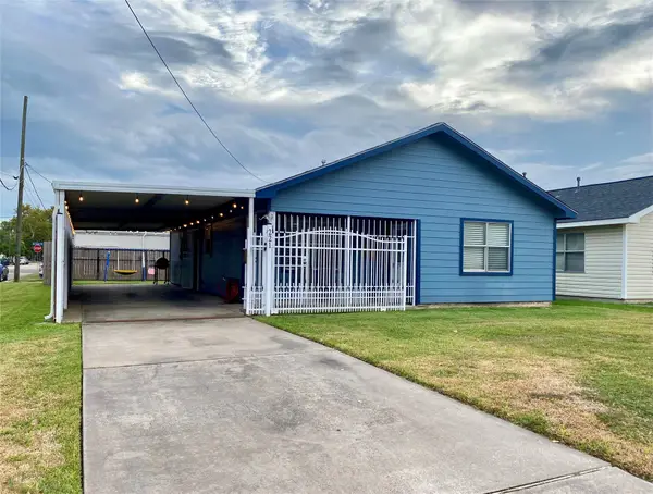 221 E Defee Avenue, Baytown, TX 77520