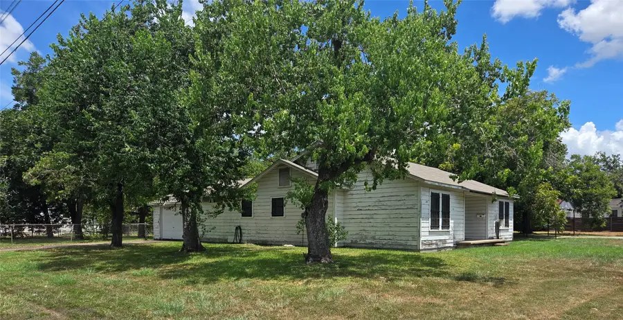 702 E Trinity Street, Victoria, TX 77901 - #2