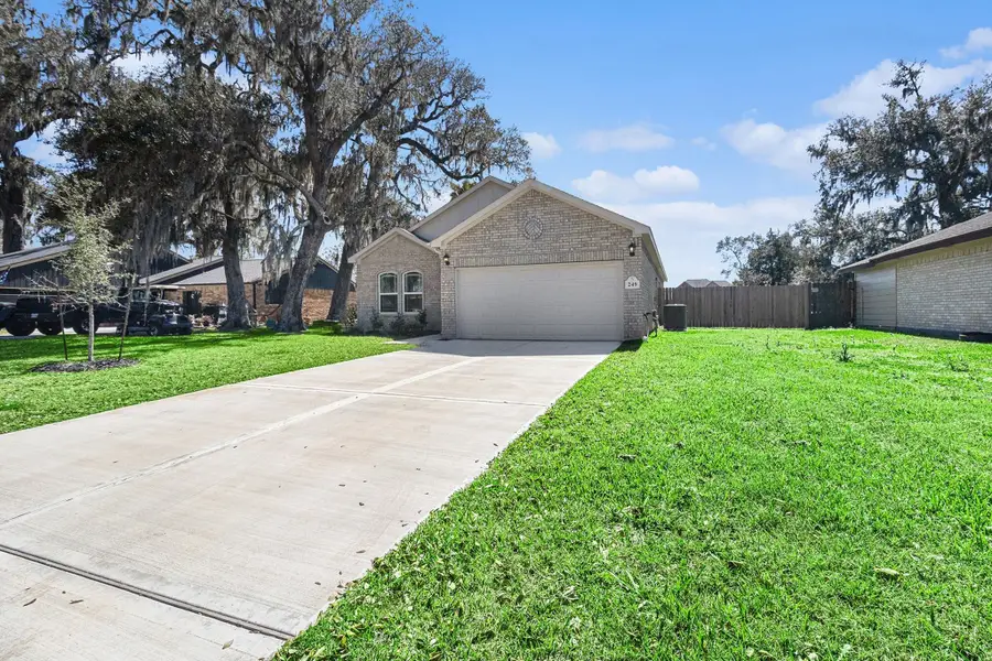 249 Edgewater Drive, West Columbia, TX 77486 - Image #2