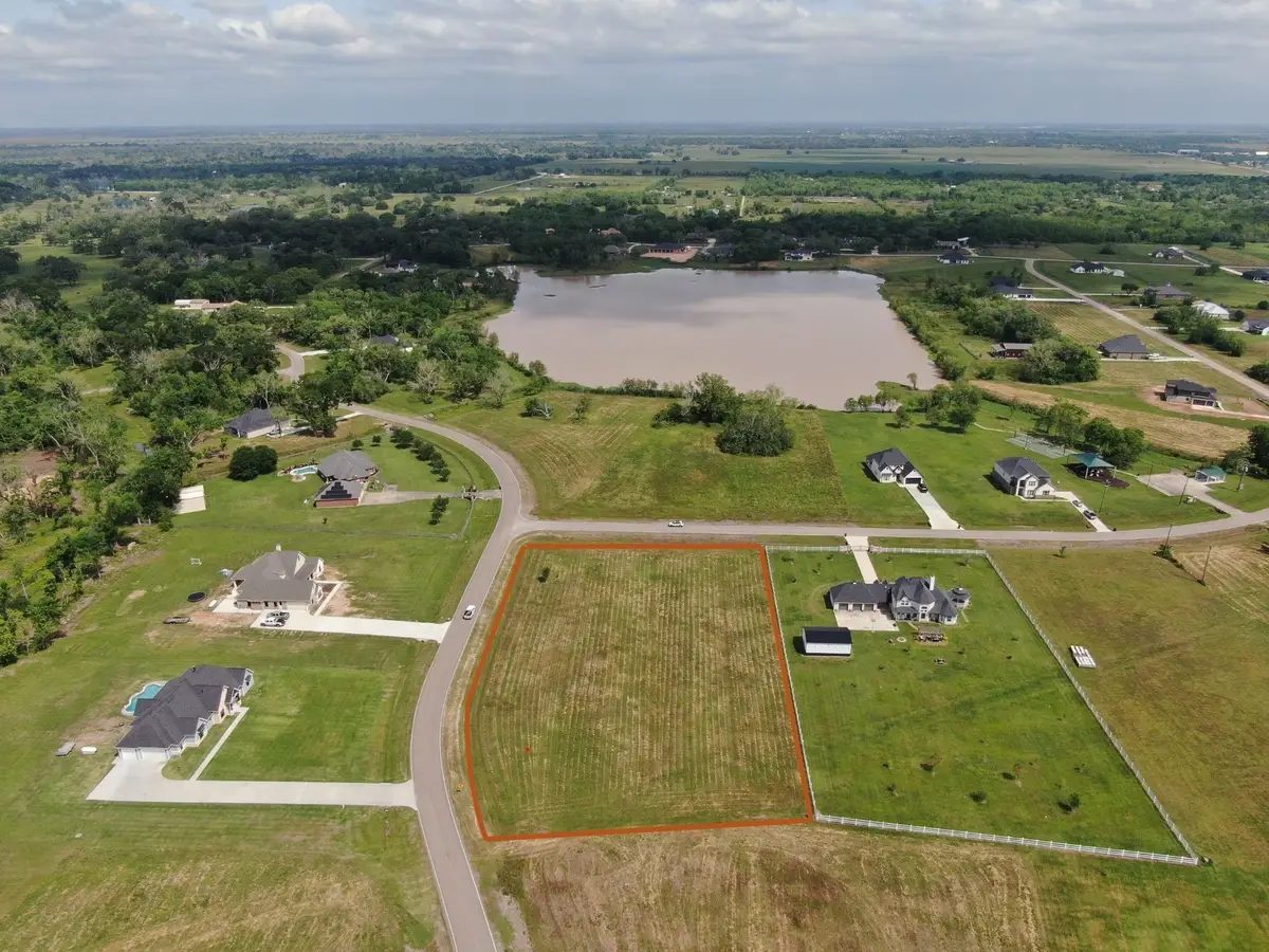 443 Lakeview Drive, Angleton, TX 77515 - Image #1