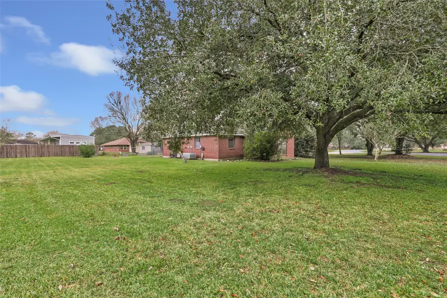 1002 Ransom Street, Anahuac, TX 77514 - #2