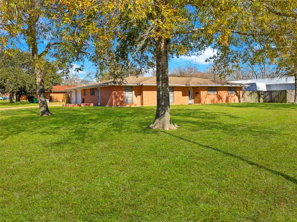 2000 E Fayle Street, Baytown, TX 77520