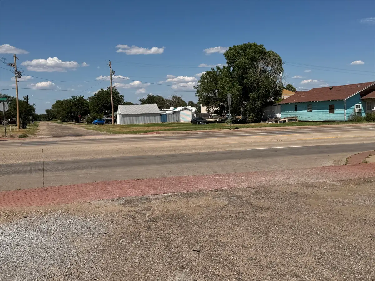 401 Avenue F Ne, Childress, TX 79201 - #1
