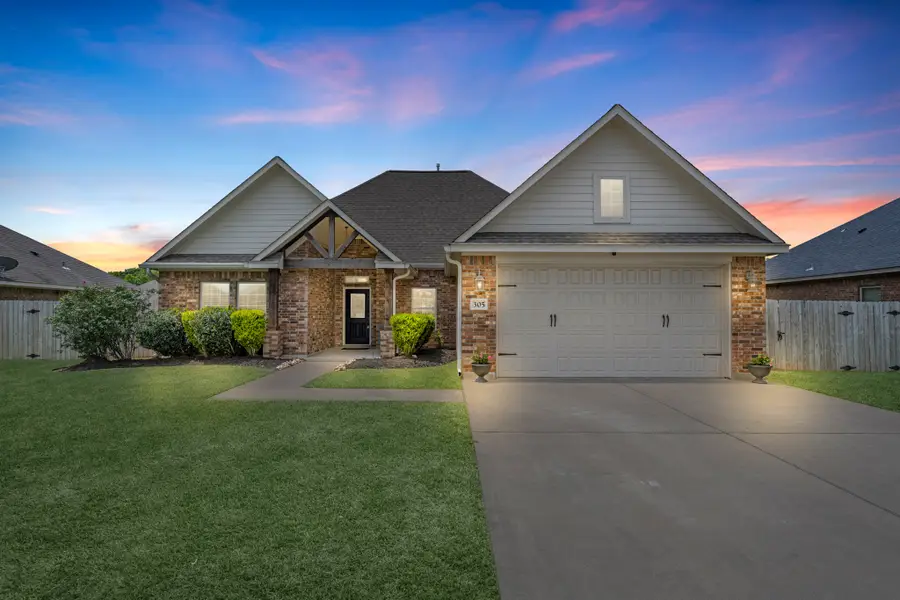 305 Poppy Street, Lake Jackson, TX 77566 - #3