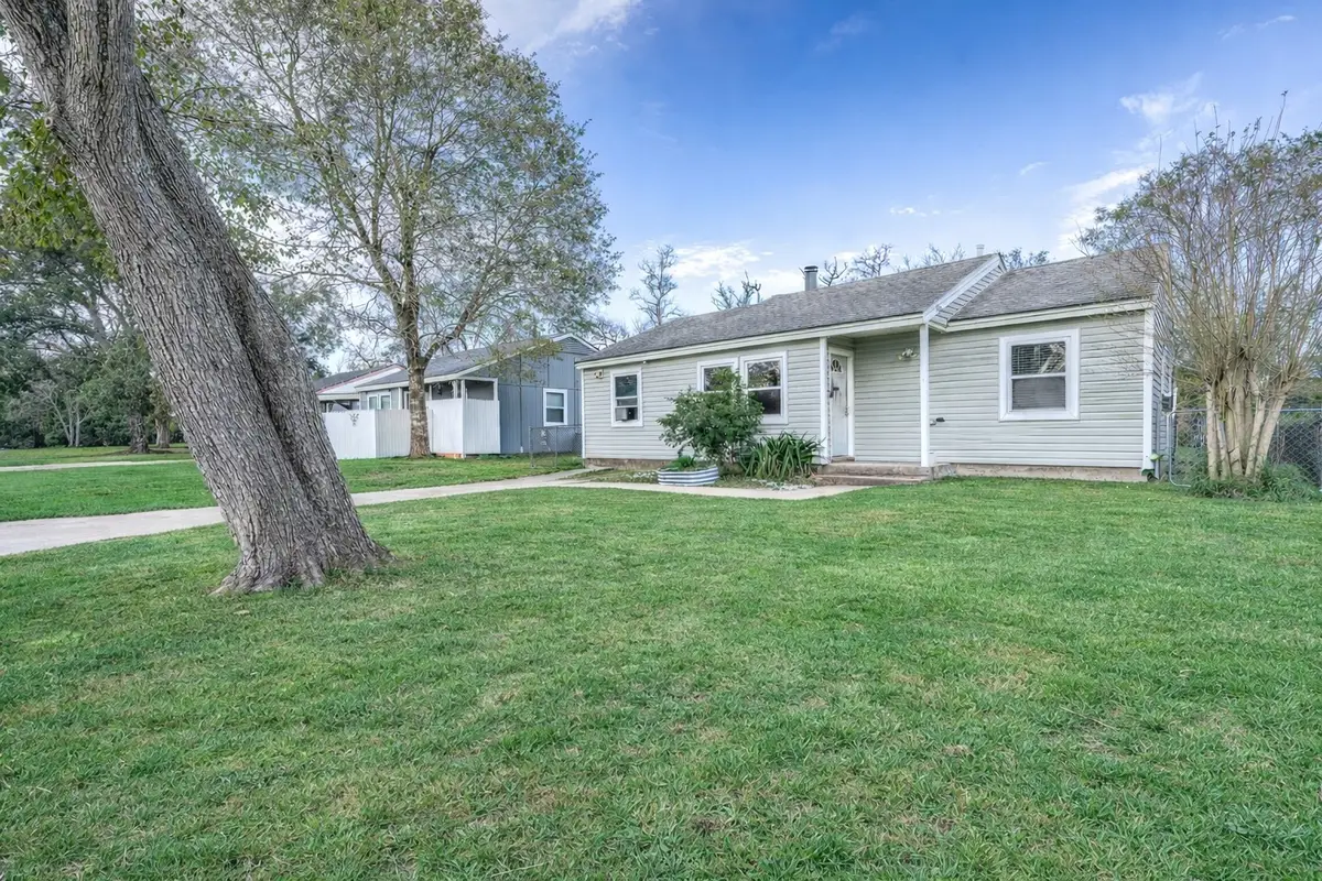 745 Kyle Street, Angleton, TX 77515 - Image #1