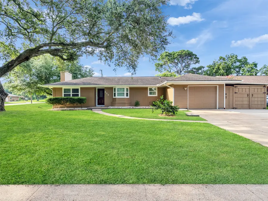 203 22nd Avenue N, Texas City, TX 77590 - #2
