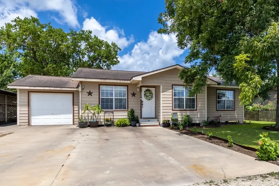 402 8th Street, Van Vleck, TX 77482 - #1