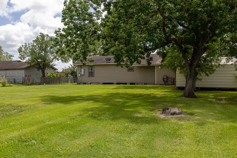 402 8th Street, Van Vleck, TX 77482 - #3