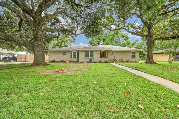 115 Southern Oaks Drive, Lake Jackson, TX 77566