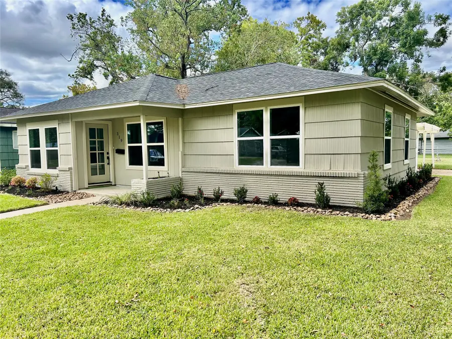 319 Wisteria Street, Lake Jackson, TX 77566 - Image #2