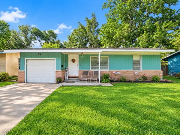 107 Jasmine Street, Lake Jackson, TX 77566