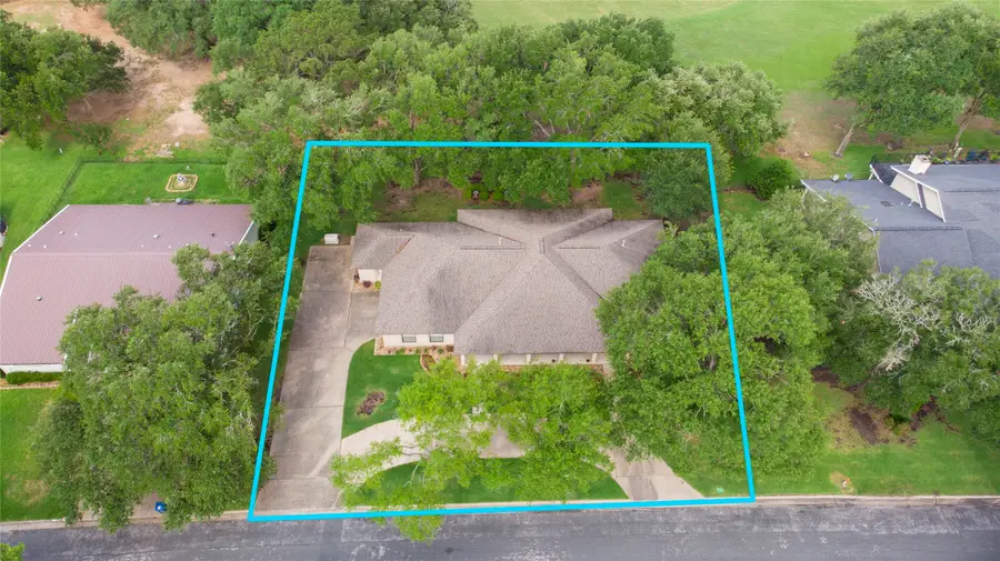426 Brook Hollow Drive, Huntsville, TX 77340 - Image #2