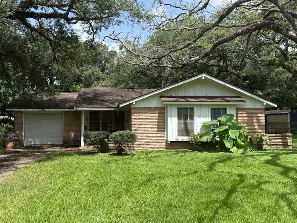 332 County Road 698a, Angleton, TX 77515