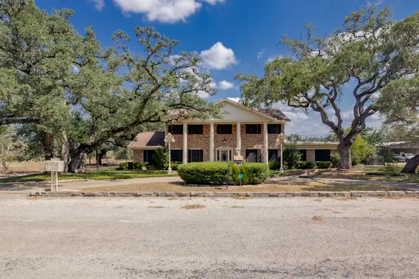 1101 Clark Street, Yoakum, TX 77995
