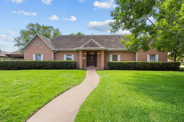 616 Westwood Circle, La Marque, TX 77568