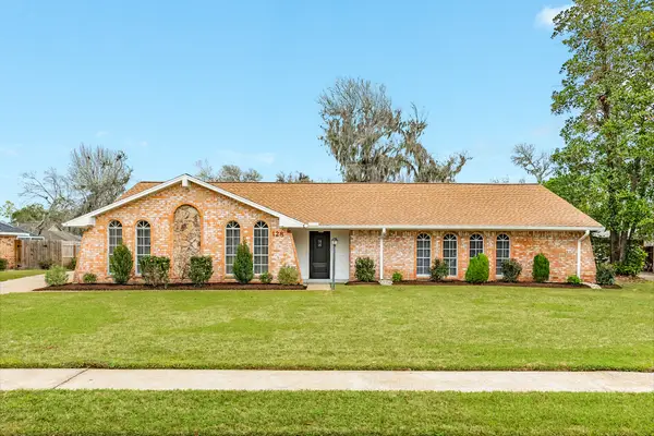 128 Catalpa Street, Lake Jackson, TX 77566