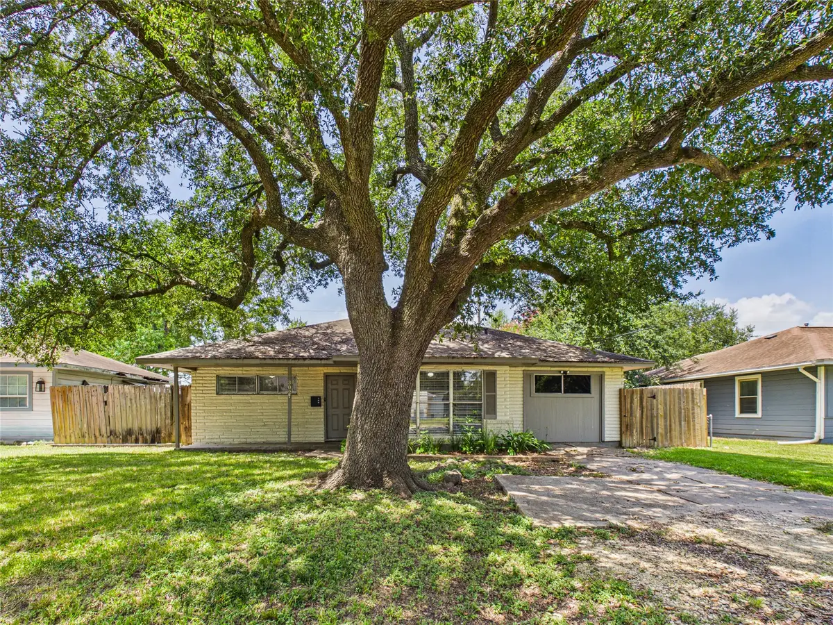 302 Sycamore Drive, Hitchcock, TX 77563 - #1