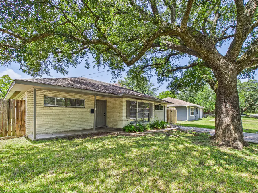 302 Sycamore Drive, Hitchcock, TX 77563 - #2
