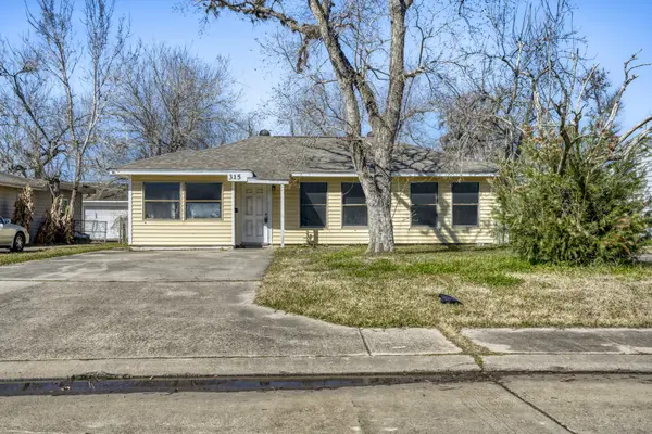 315 Acacia Street, Lake Jackson, TX 77566