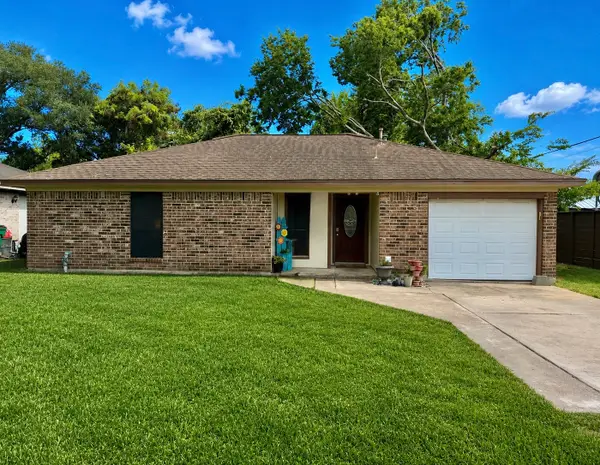 725 E Plum Street, Angleton, TX 77515