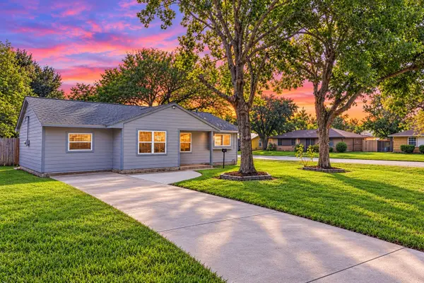 100 Inwood Lane, Highlands, TX 77562