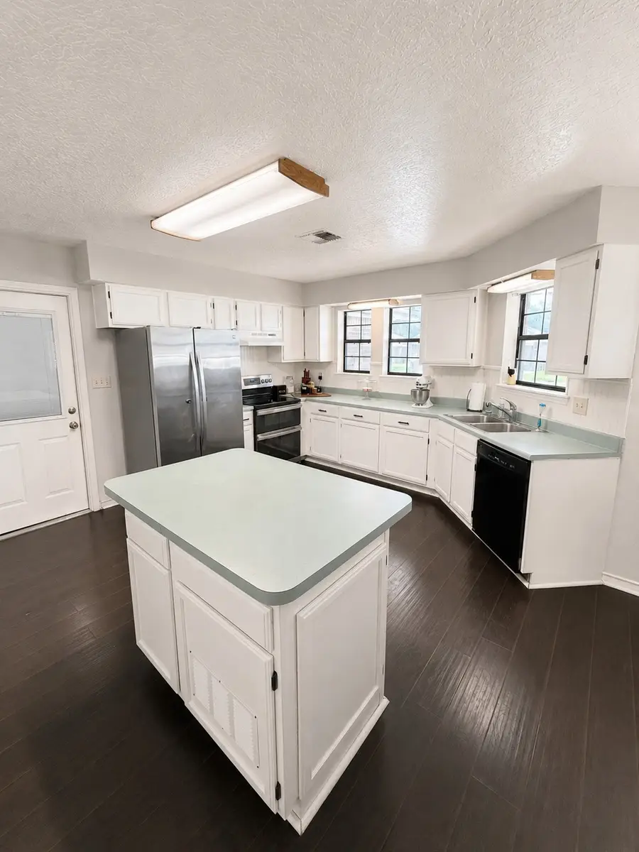 809 John Albert Dr, East Bernard, TX 77435 - #3