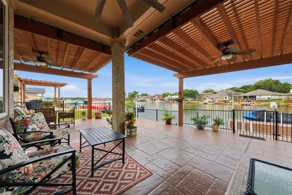 13681 Lakeside Place Drive, Willis, TX 77318