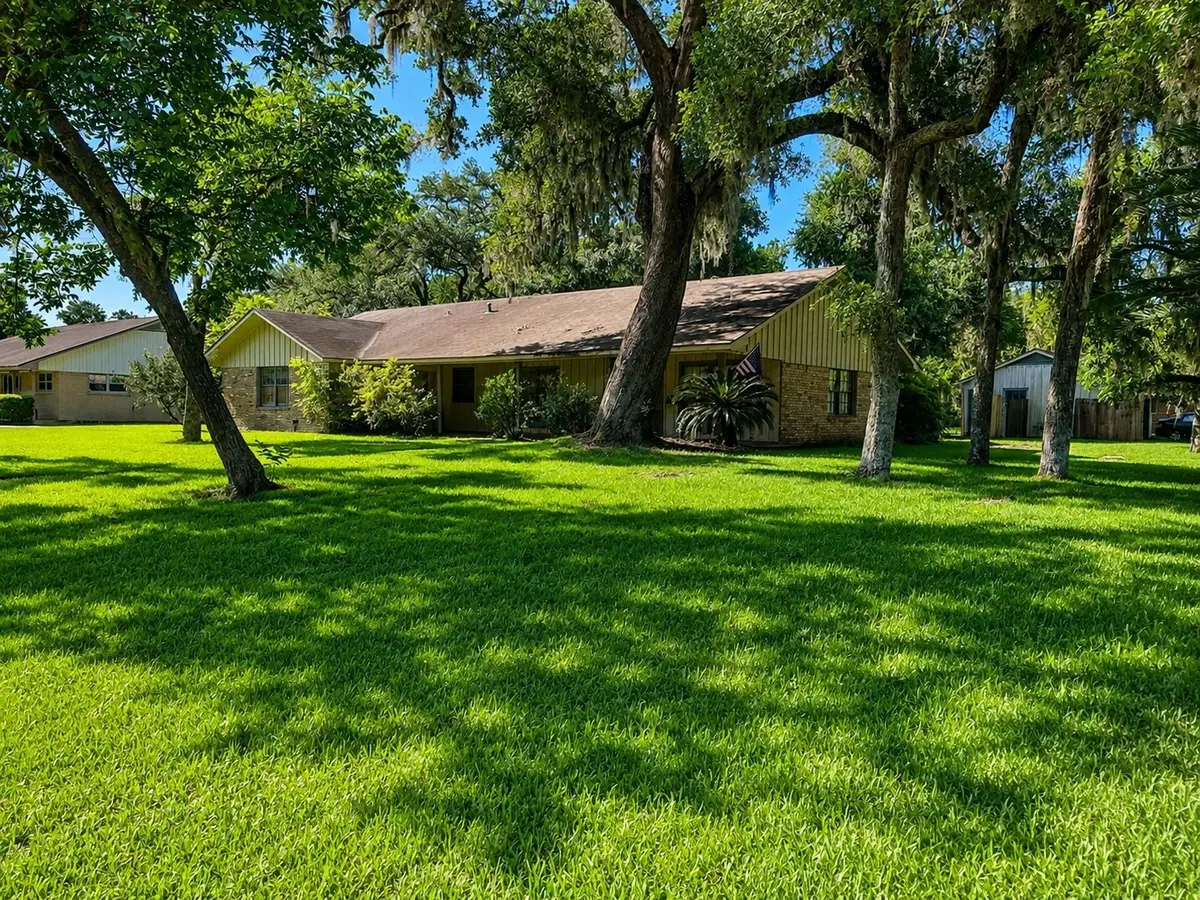 131 Daisy Street, Lake Jackson, TX 77566 - #1