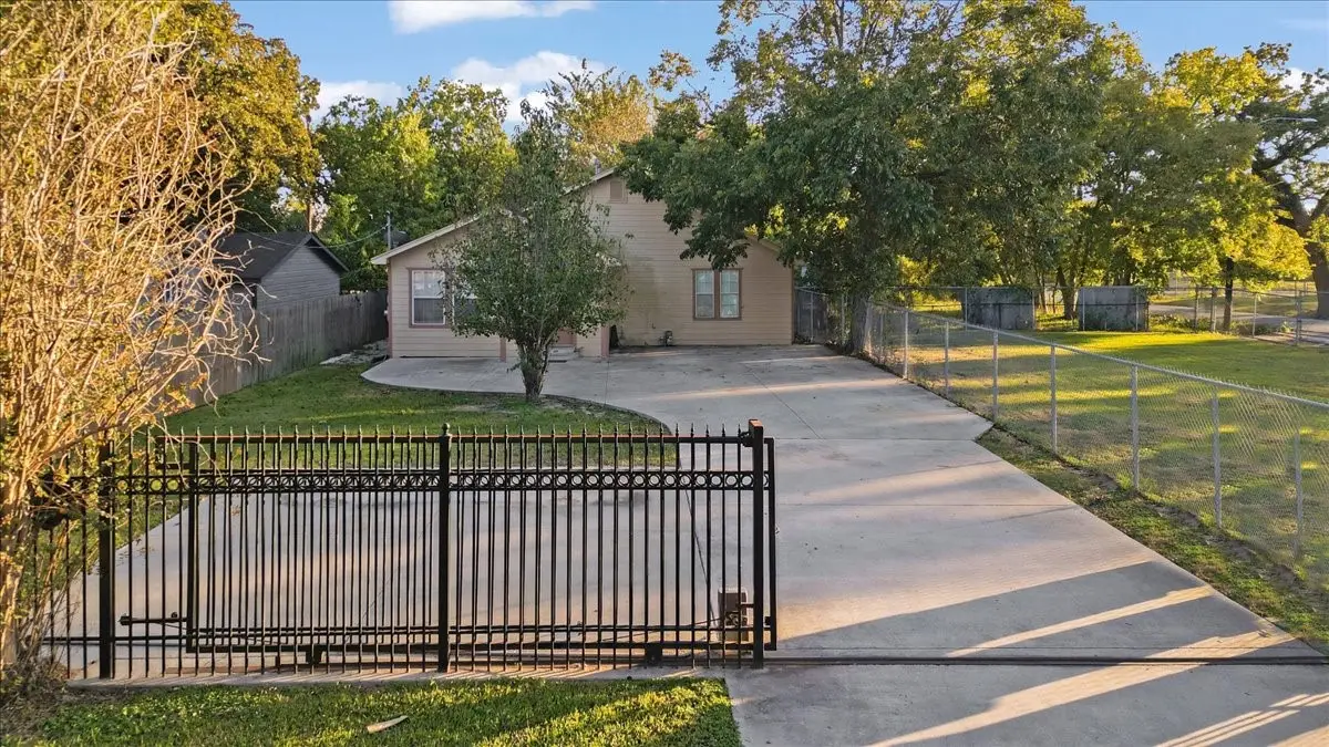 9506 E Avenue I, Houston, TX 77012 - #1