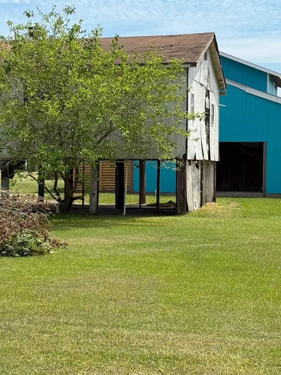 1067 East Road, Crystal Beach, TX 77650 - Image #2