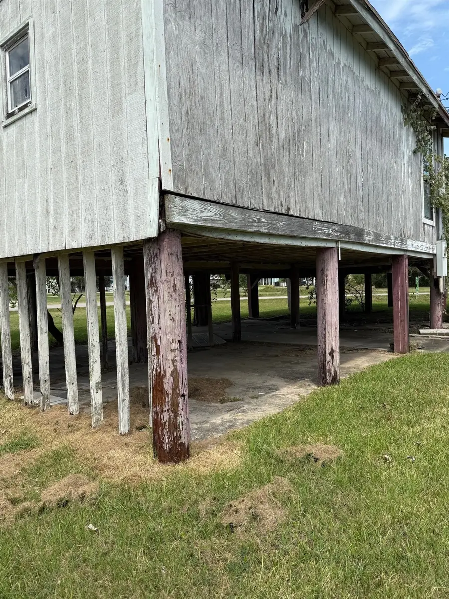 1067 East Road, Crystal Beach, TX 77650 - Image #3