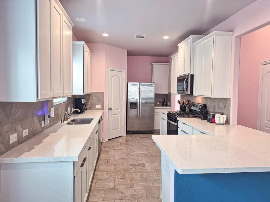 104 Cullen Street, Angleton, TX 77515 - #2