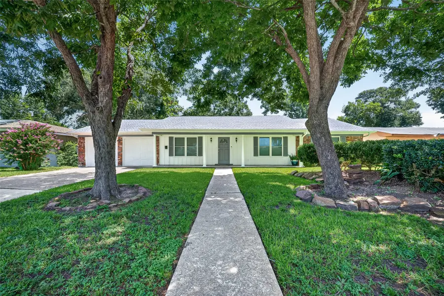 802 W Sterling Street, Baytown, TX 77520 - #2