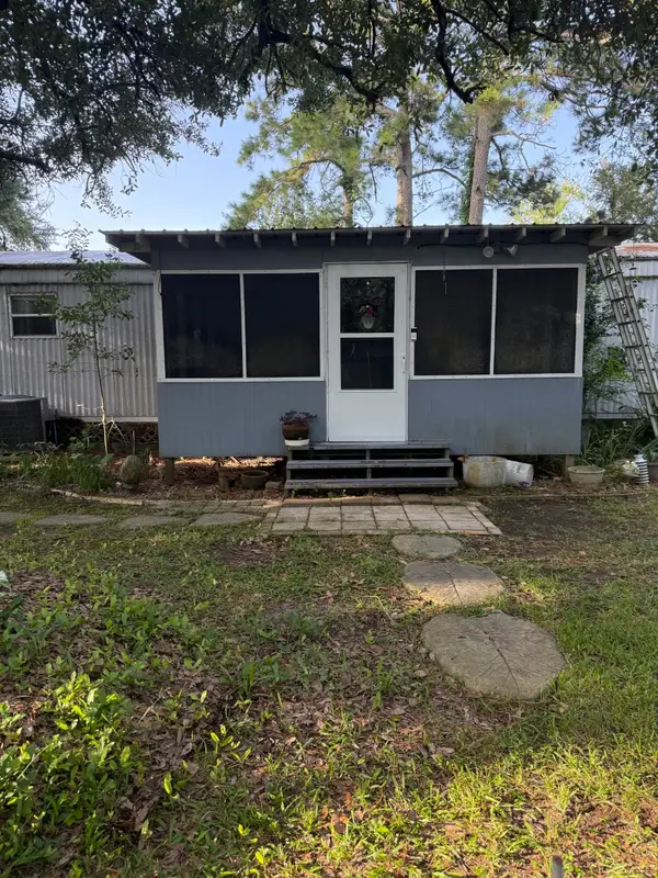307 E Oak Avenue, Winnie, TX 77665