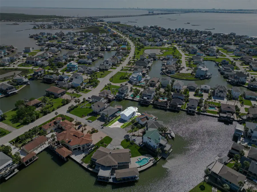 210 Sampan Drive, Tiki Island, TX 77554 - Image #2