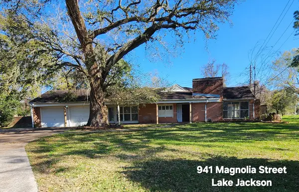 941 Magnolia Street, Lake Jackson, TX 77566