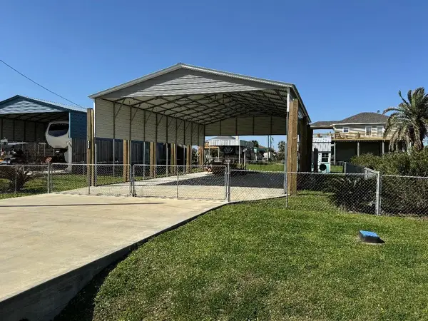 927 S East Road, Crystal Beach, TX 77650