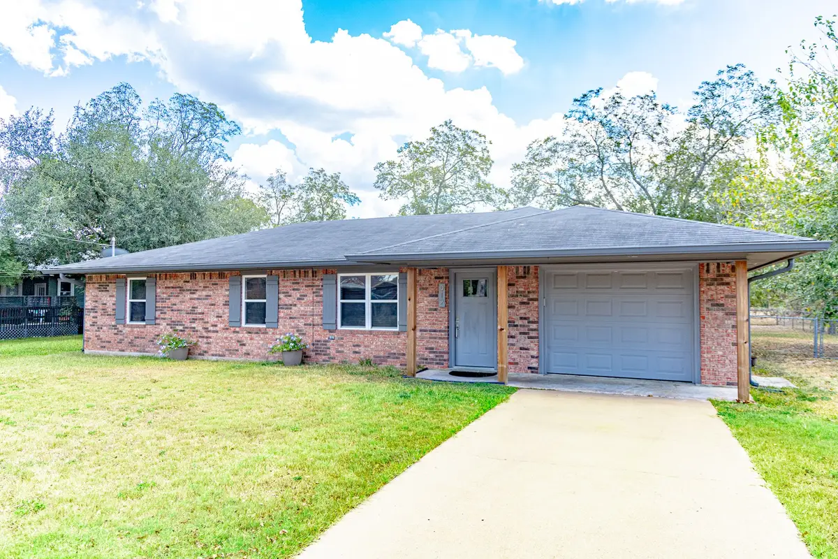 912 N Avenue G, Shiner, TX 77984 - Image #1