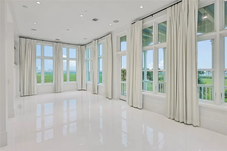 2425 E Seaside Drive, Galveston, TX 77550 - Image #2