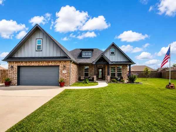 319 Yorktown Avenue, Clute, TX 77531