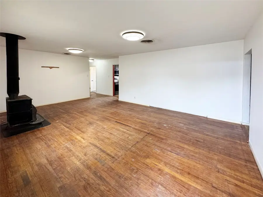 327 W Mulberry Street, Fredericksburg, TX 78624 - Image #2