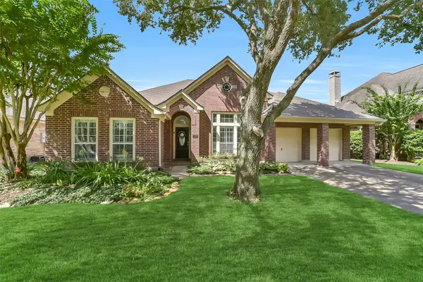 3105 Red Maple Drive, Friendswood, TX 77546