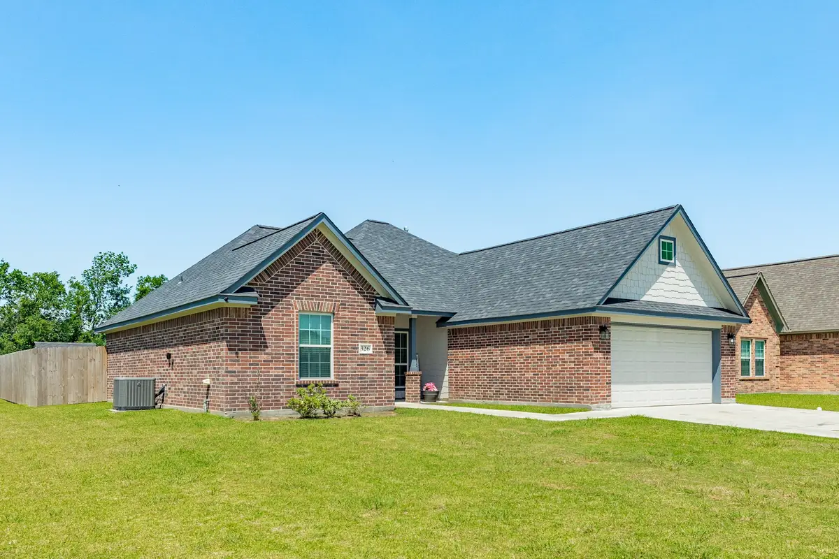 326 Yorktown Avenue, Clute, TX 77531 - Image #1