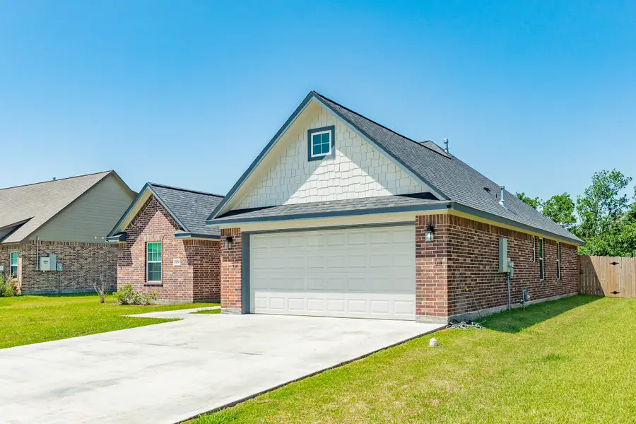 326 Yorktown Avenue, Clute, TX 77531 - Image #3