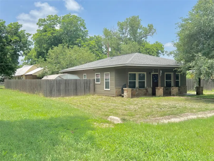 406 San Jacinto Street, Smithville, TX 78957 - Image #3