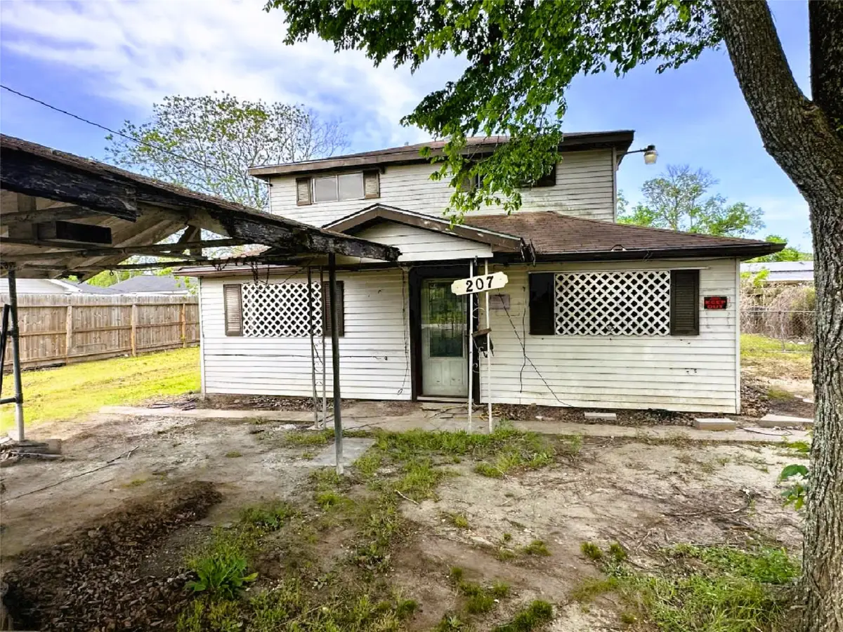 207 S 5th Street, Highlands, TX 77562 - #1