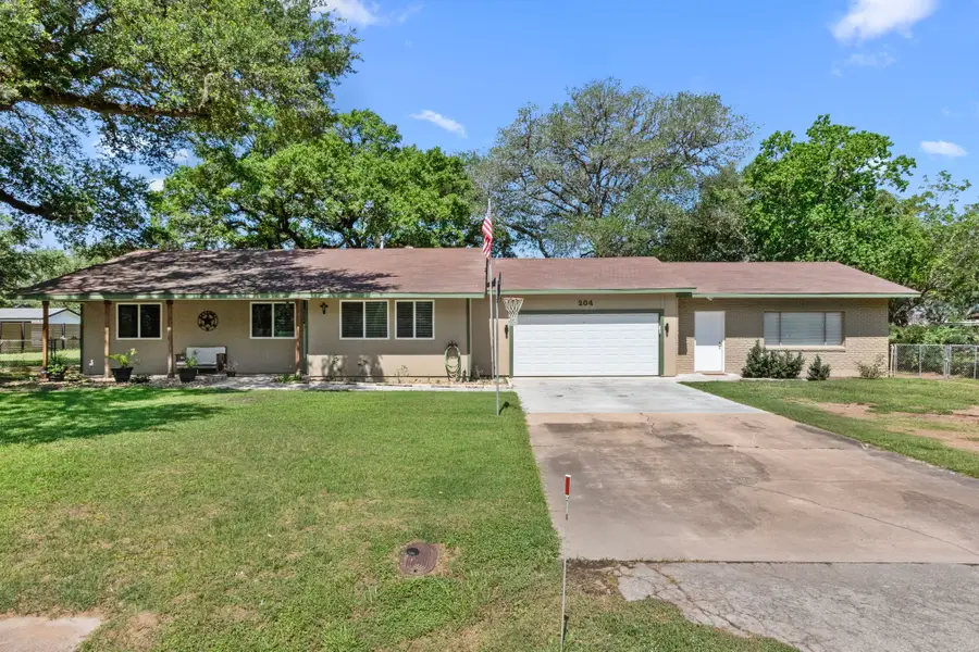 204 King Dr, Columbus, TX 78934 - Image #2