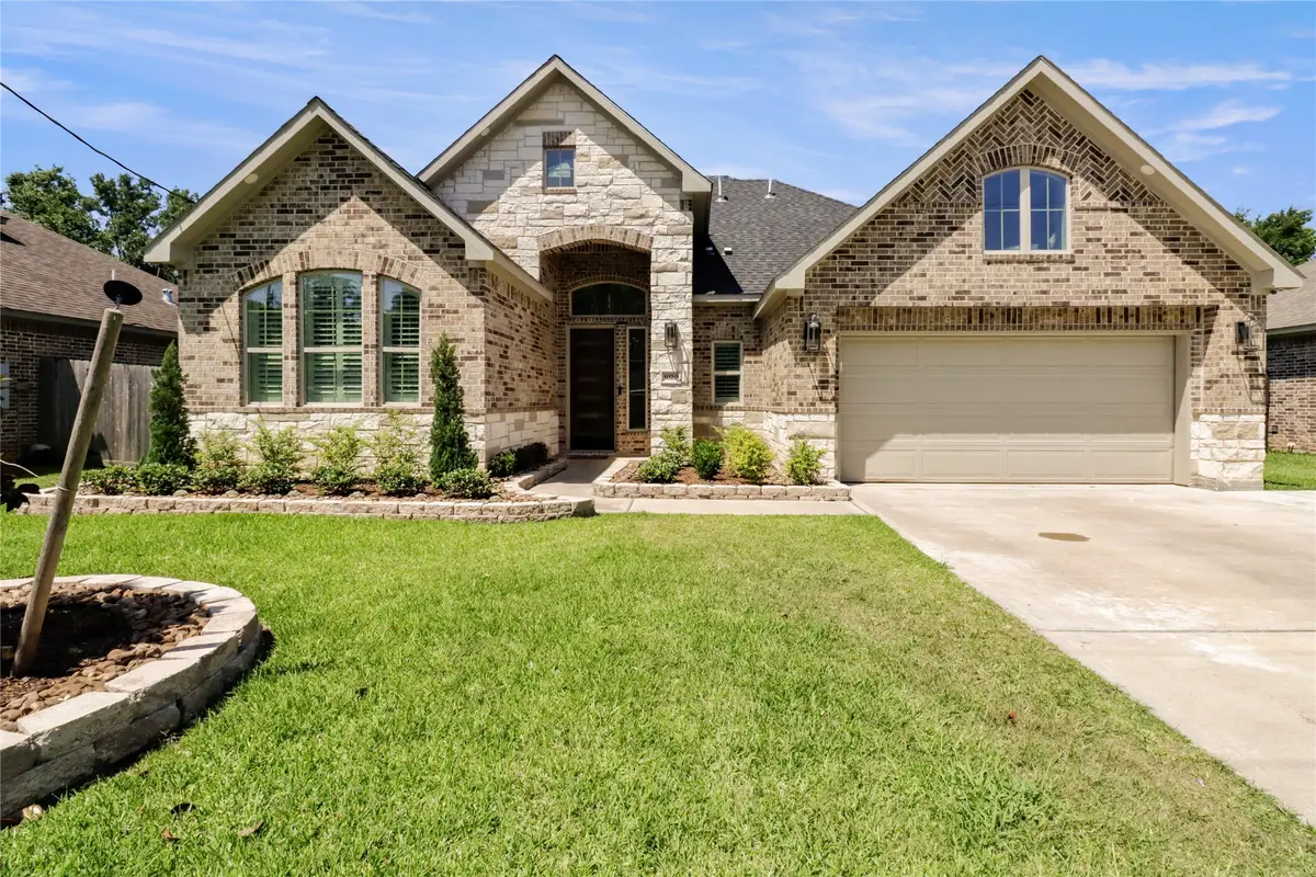 1020 Oak Street, West Columbia, TX 77486 - Image #1