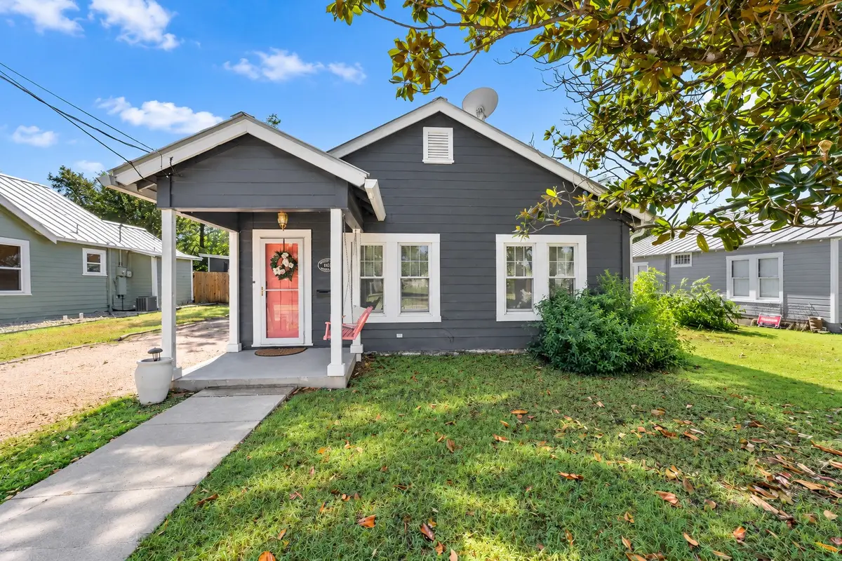 605 N Robinson Avenue, Kerrville, TX 78028 - #1